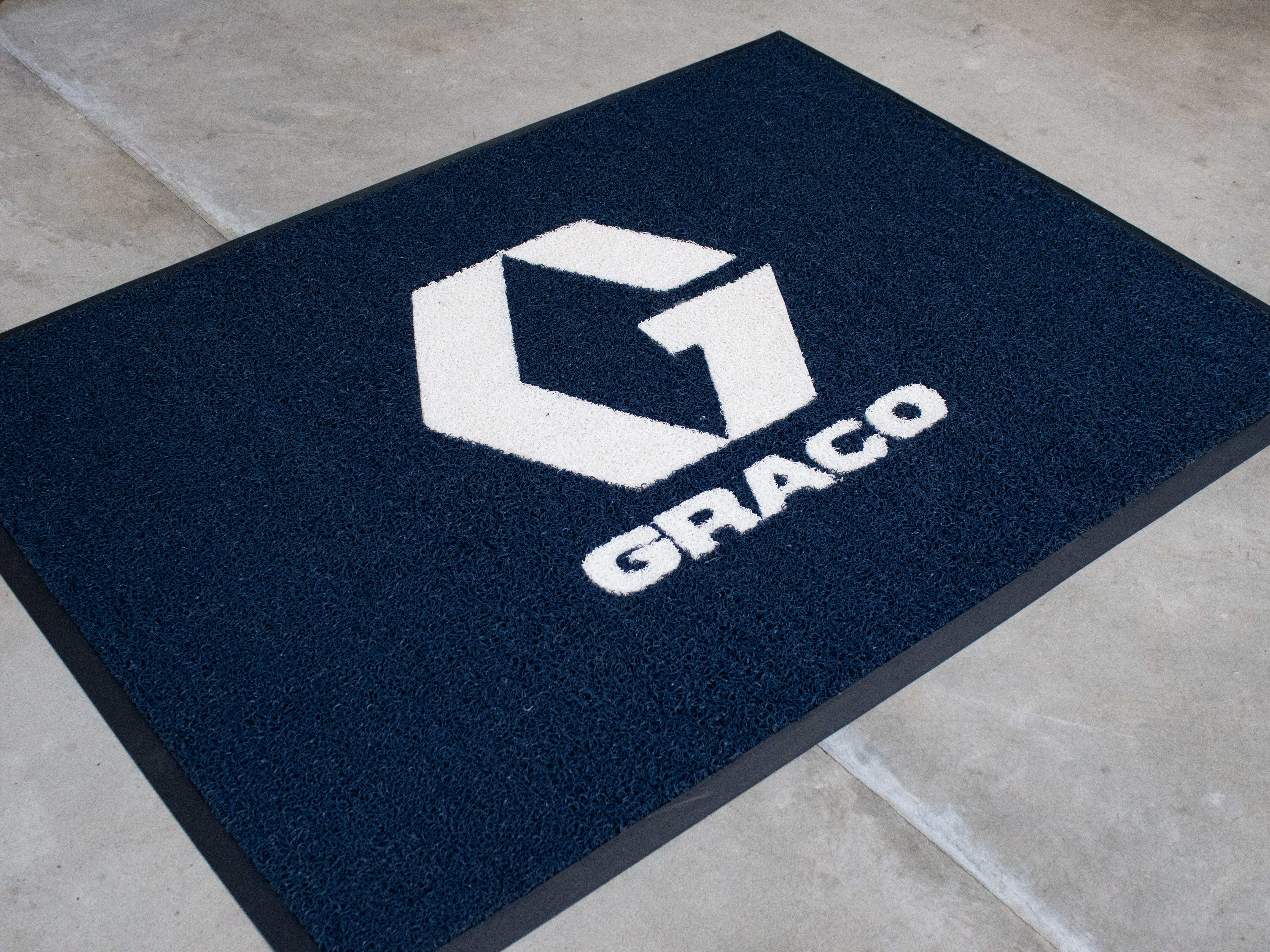 Ejemplo de alfombra con logotipo